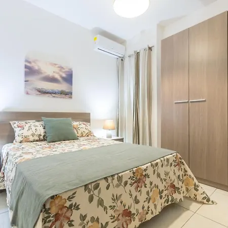 Апартаменты Modern And Spacious Close To The Sea Сент-Полс-Бей
