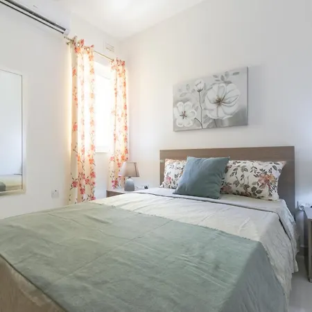 Modern And Spacious Close To The Sea Apartment