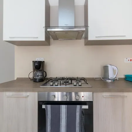 Modern And Spacious Close To The Sea Apartment