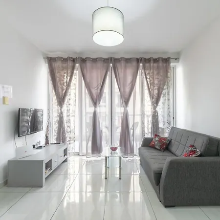 Modern And Spacious Close To The Sea Apartment