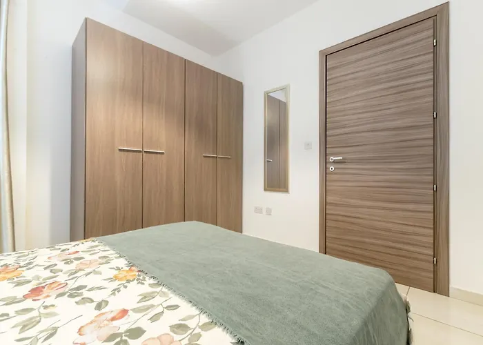 Modern And Spacious Close To The Sea Apartment *