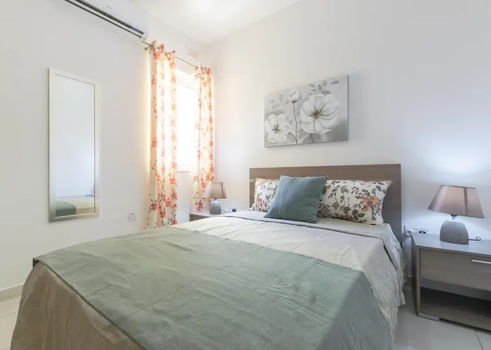 Modern And Spacious Close To The Sea Apartment