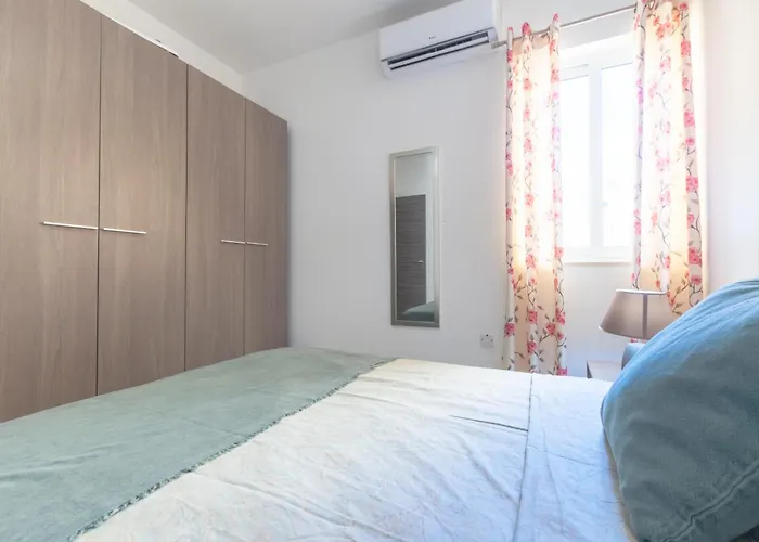 Modern And Spacious Close To The Sea Apartment *