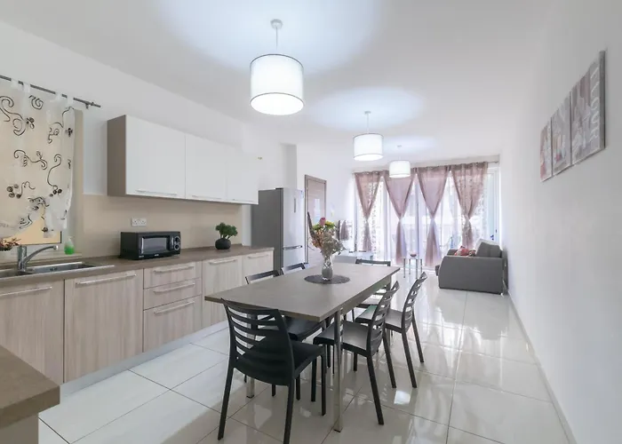 Modern And Spacious Close To The Sea Apartment *