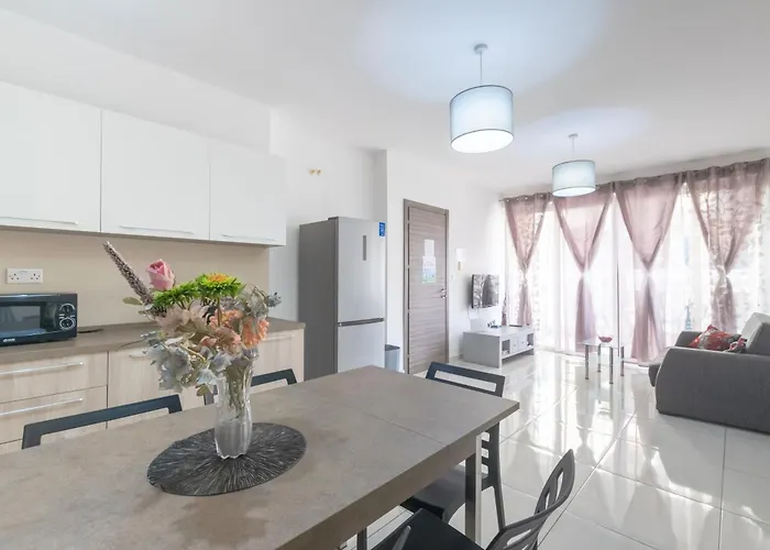 Modern And Spacious Close To The Sea Apartment *